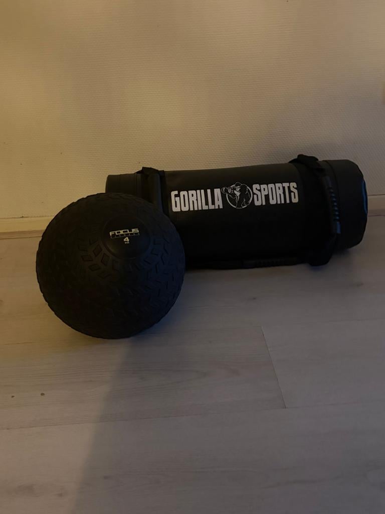 Focus Fitness Medicijnbal 4kg & Gorilla Sports Sandbag, Sport en Fitness, Fitnessmaterialen, Ophalen, Zo goed als nieuw, Armen