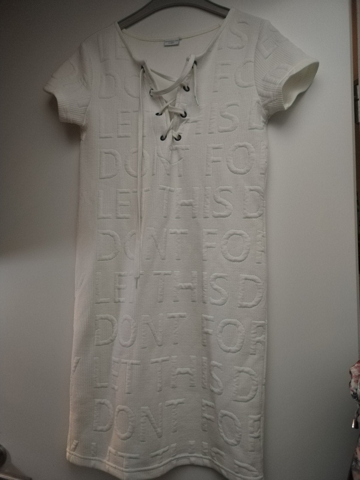 Jacqueline de Yong jurk met tekstprint en vetersluiting, Wit, Ophalen of Verzenden, Zo goed als nieuw, Maat 34 (XS) of kleiner