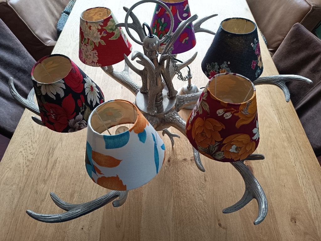 unieke hanglamp met stalen gewei en fleurige kapjes, Ophalen, Zo goed als nieuw, Klassiek, modern, eigentijds, hedendaags, Metaal