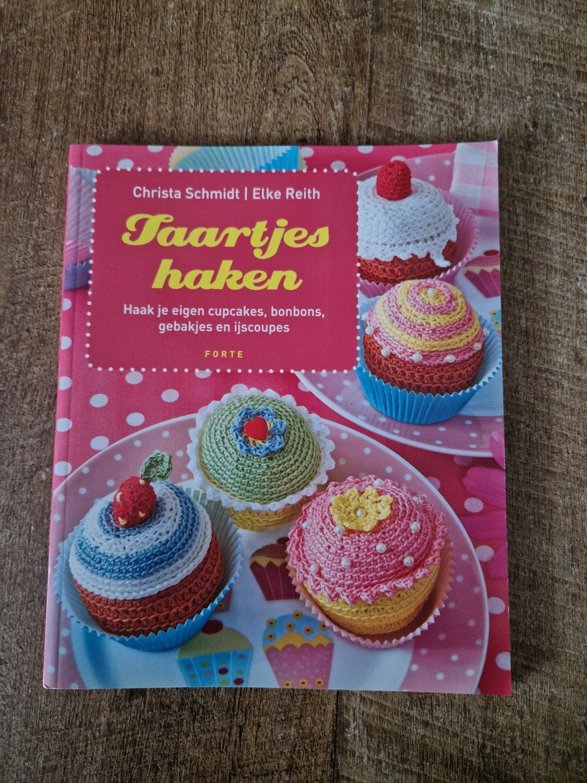 Taartjes haken: Cupcakes, bonbons, gebakjes en ijscoupes, Ophalen of Verzenden, Nieuw, Haken, Patroon of Boek