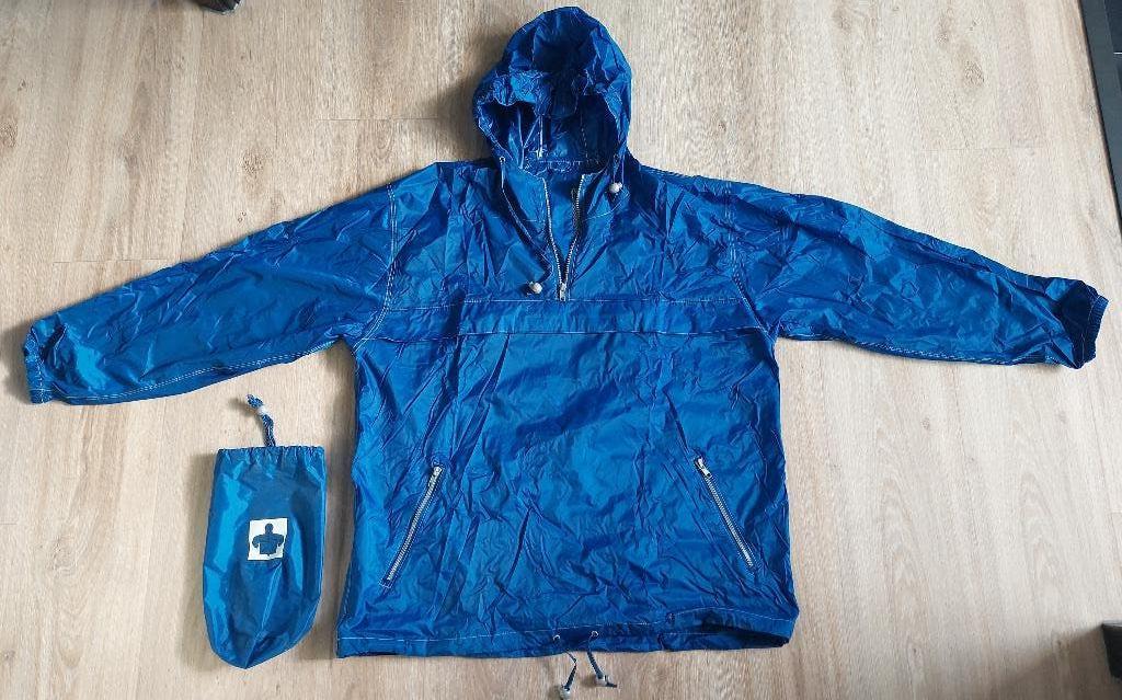 ZGAN Blauwe regenjas/regenponcho HEMA maat M €10,-, Ophalen of Verzenden, Zo goed als nieuw, Regenjas, Heren