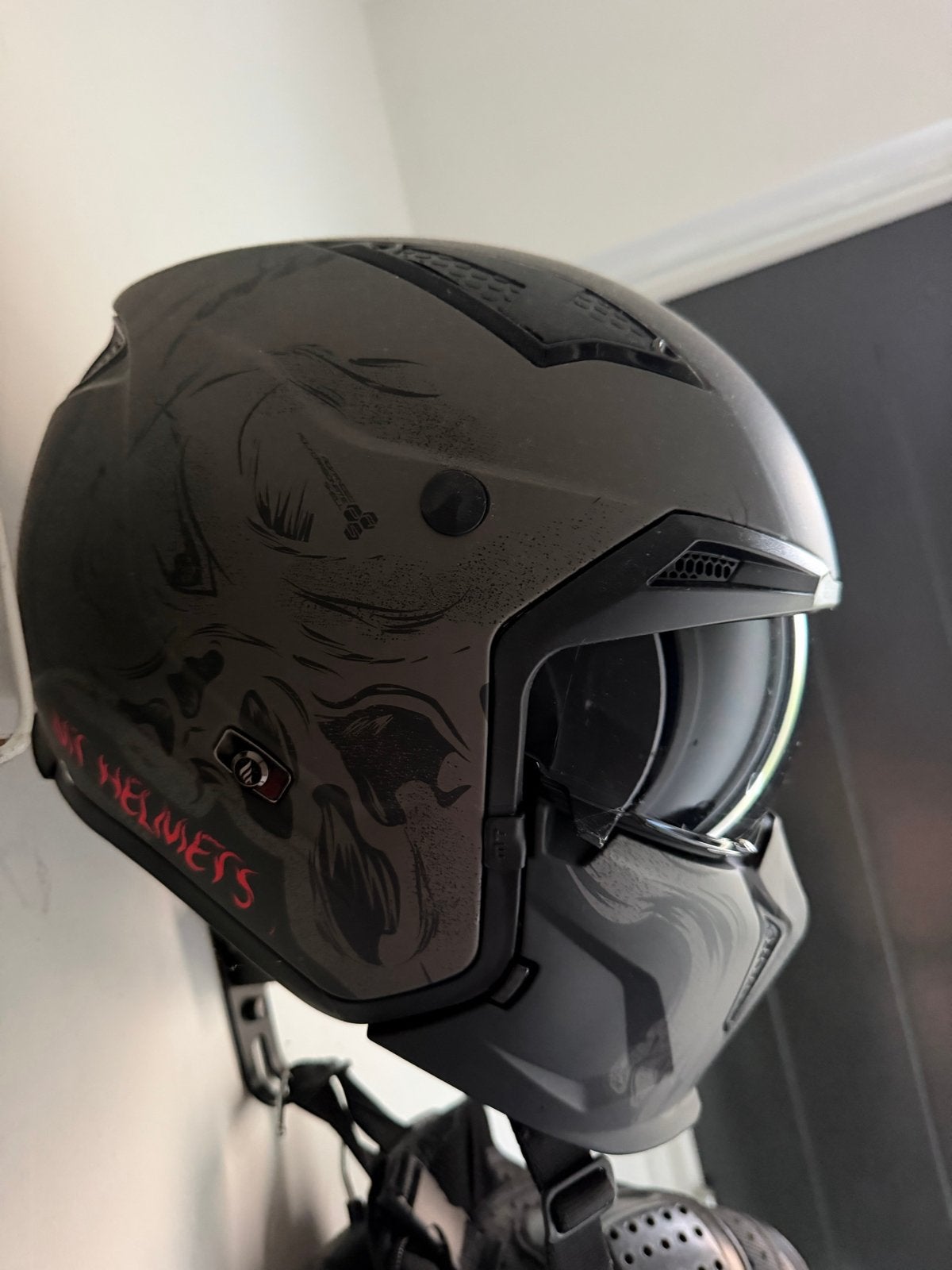 Stoere motorhelm met uniek design, Motoren, Ophalen of Verzenden, Tweedehands, Dames, Overige typen