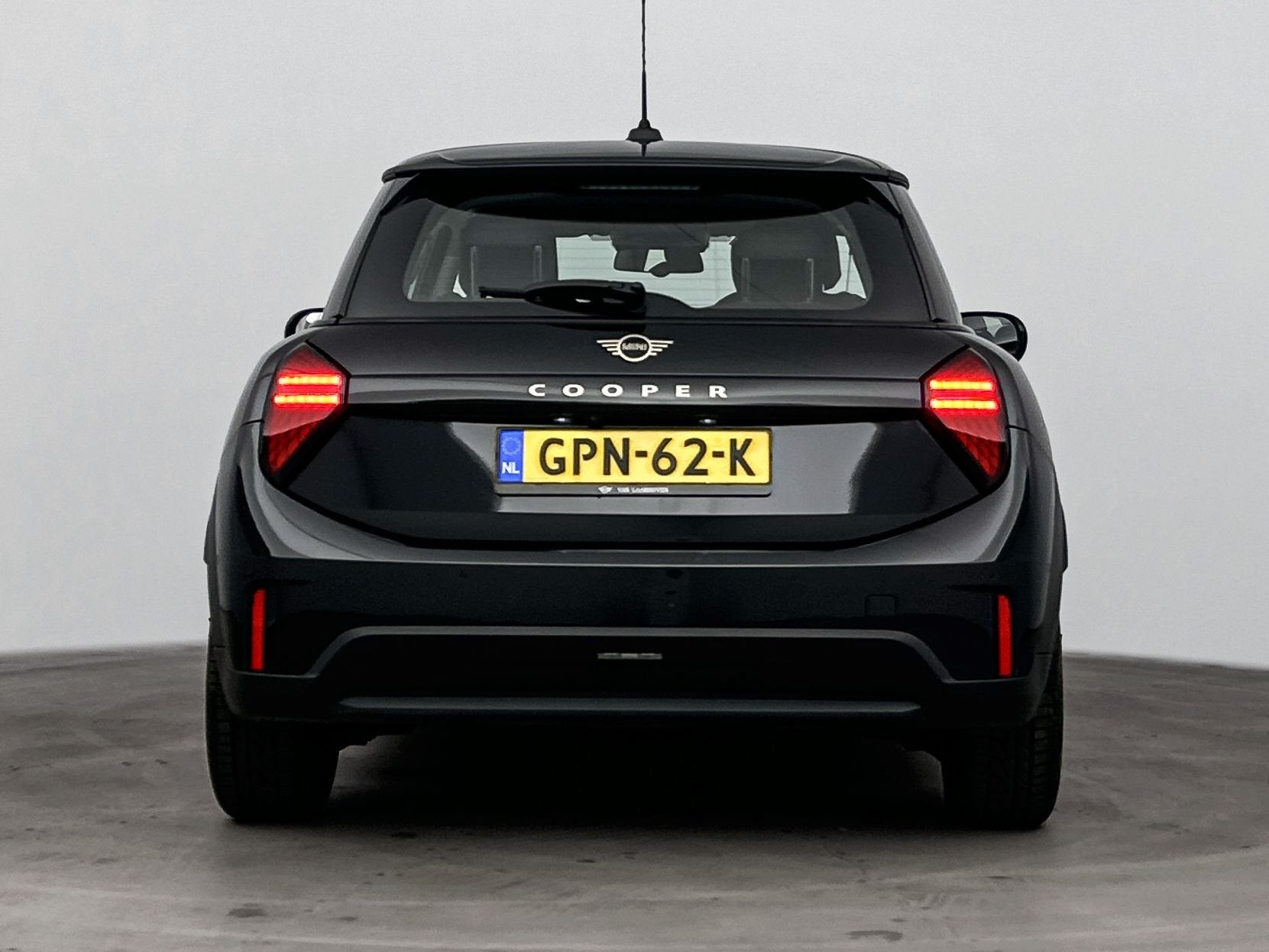 MINI Hatchback Cooper C Essential Automaat / LED / Parking A, Auto's, Mini, Dealer onderhouden, Gebruikt, 156 pk, Met garantie (alle)