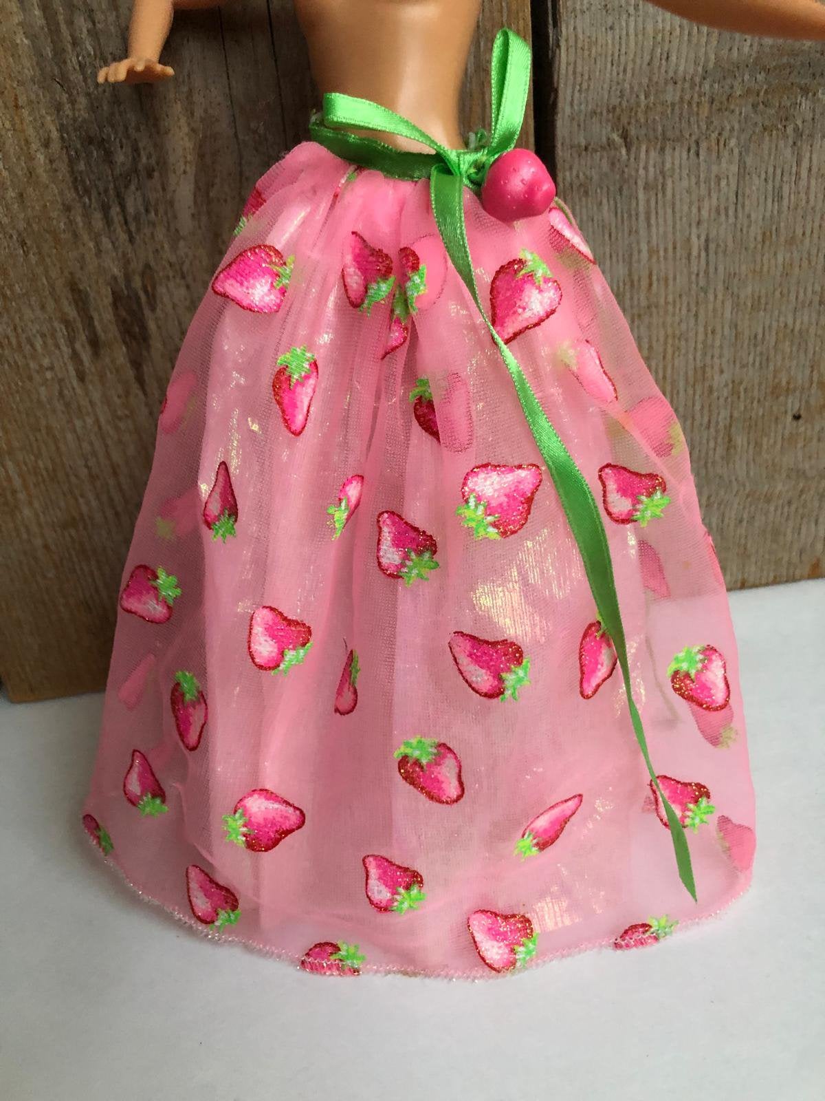 Lange roze rok met aardbeien voor Barbie, Ophalen of Verzenden, Zo goed als nieuw, Barbie