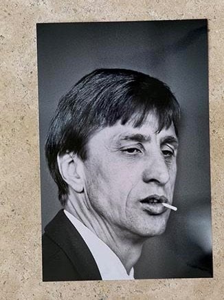 Originele z/w foto 20x30cm Johan Cruijff coach Ajax + lolly, Verzenden, Nieuw, Ajax, Poster, Plaatje of Sticker