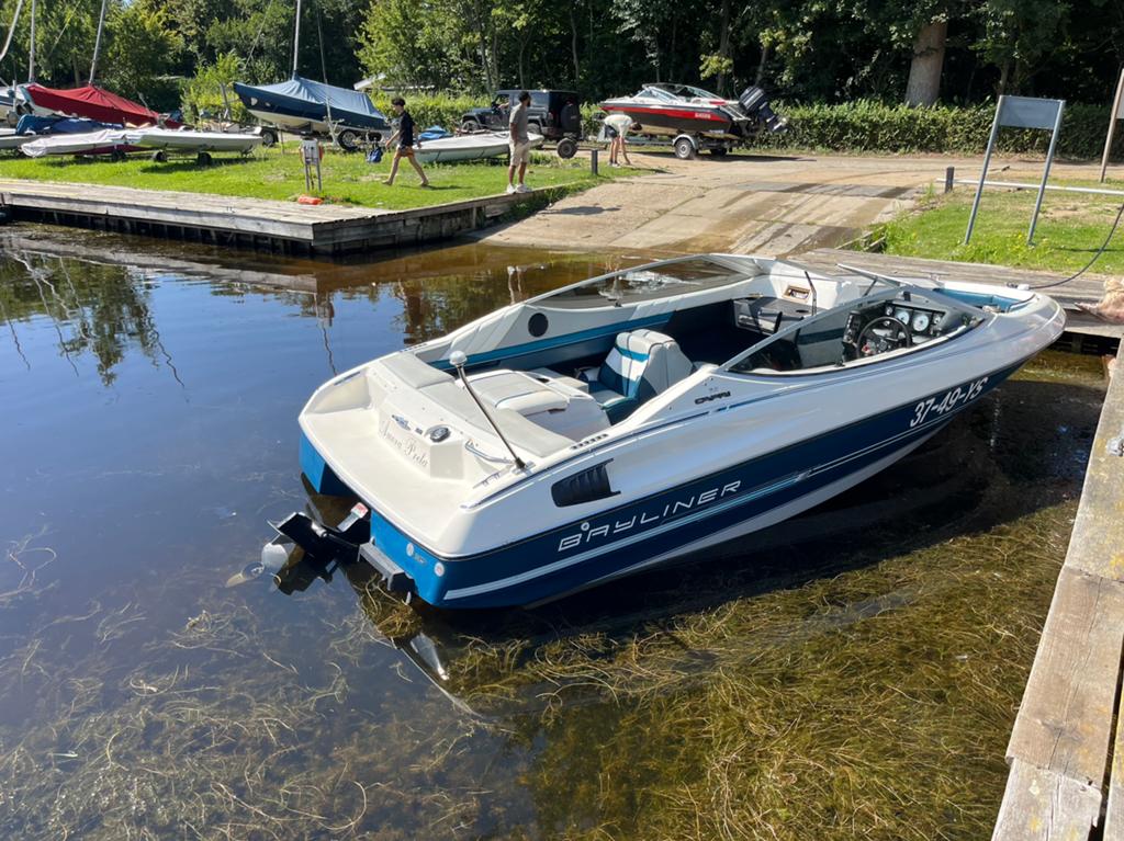 Bayliner capri 1850 bowrider, Watersport en Boten, Speedboten, Zo goed als nieuw, Bayliner, Benzine, 120 tot 200 pk, Binnenboordmotor