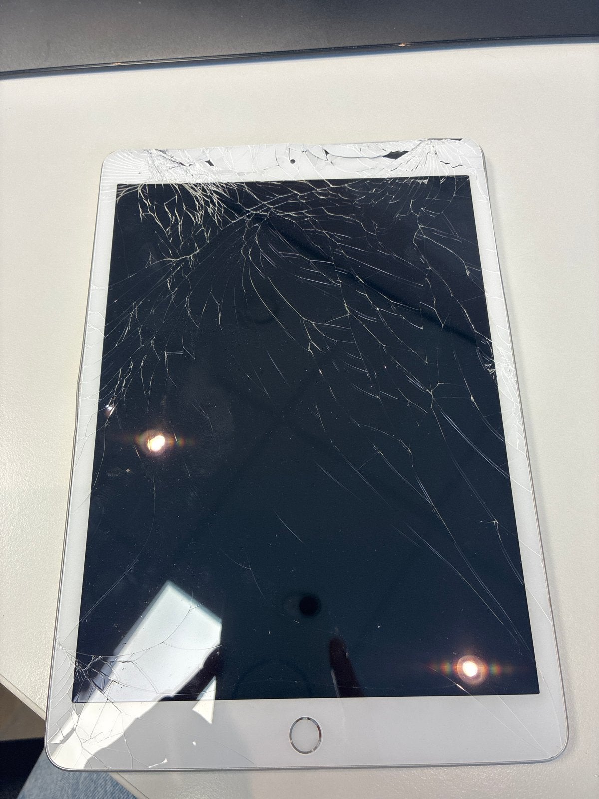 iPad 2020 met gebarsten scherm - voor onderdelen/reparatie, Computers en Software, 10 inch, Gebruikt, 32 GB, Apple iPad