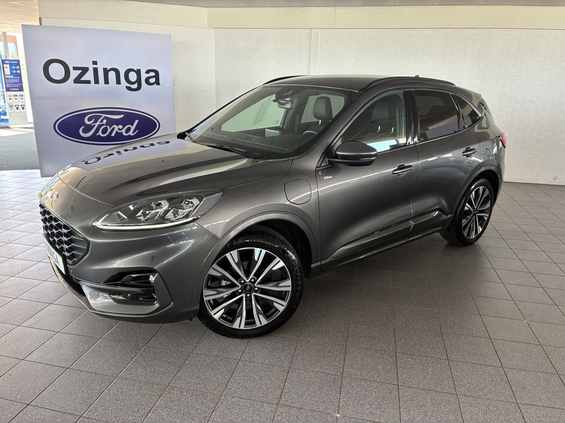 Foto 3 van Ford Kuga 2.5 PHEV ST-Line X-20 inch-trekhaak winterpakket