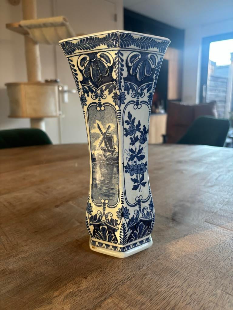 Delfts blauw Royal Sphinx vaas met molen decor, Antiek en Kunst, Ophalen of Verzenden