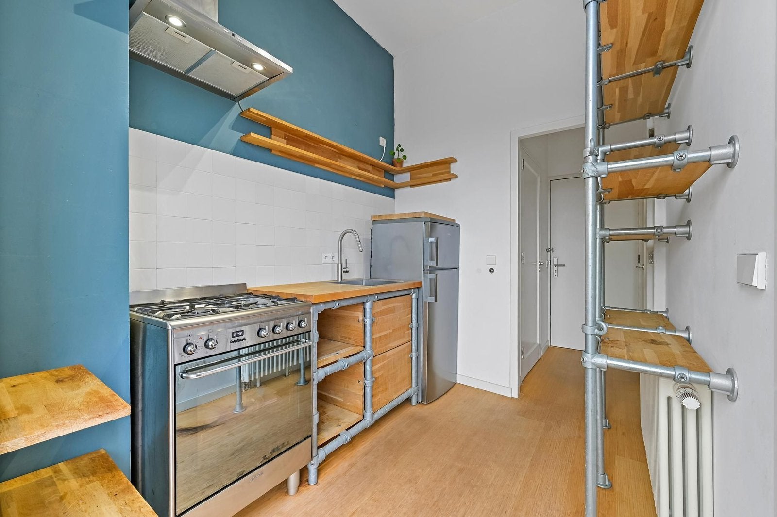 Compacte keuken met industriële look en houten accenten, Huis en Inrichting, Keuken | Complete keukens, Ophalen, Gebruikt, Overige kleuren