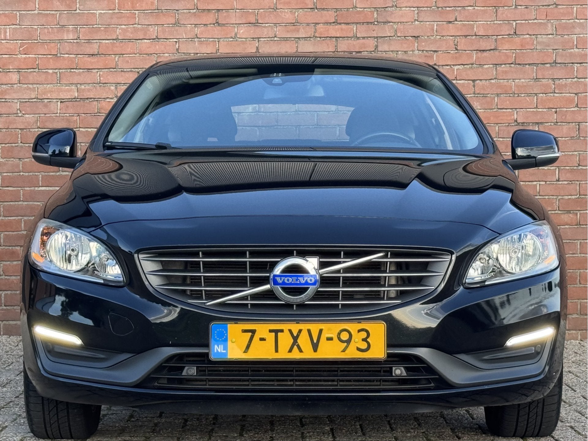 Volvo V60 1.6 T3 MOMENTUM | NL-AUTO! | NAVI! | CRUISE!, Auto's, Voorwielaandrijving, Gebruikt, Zwart, 4 cilinders
