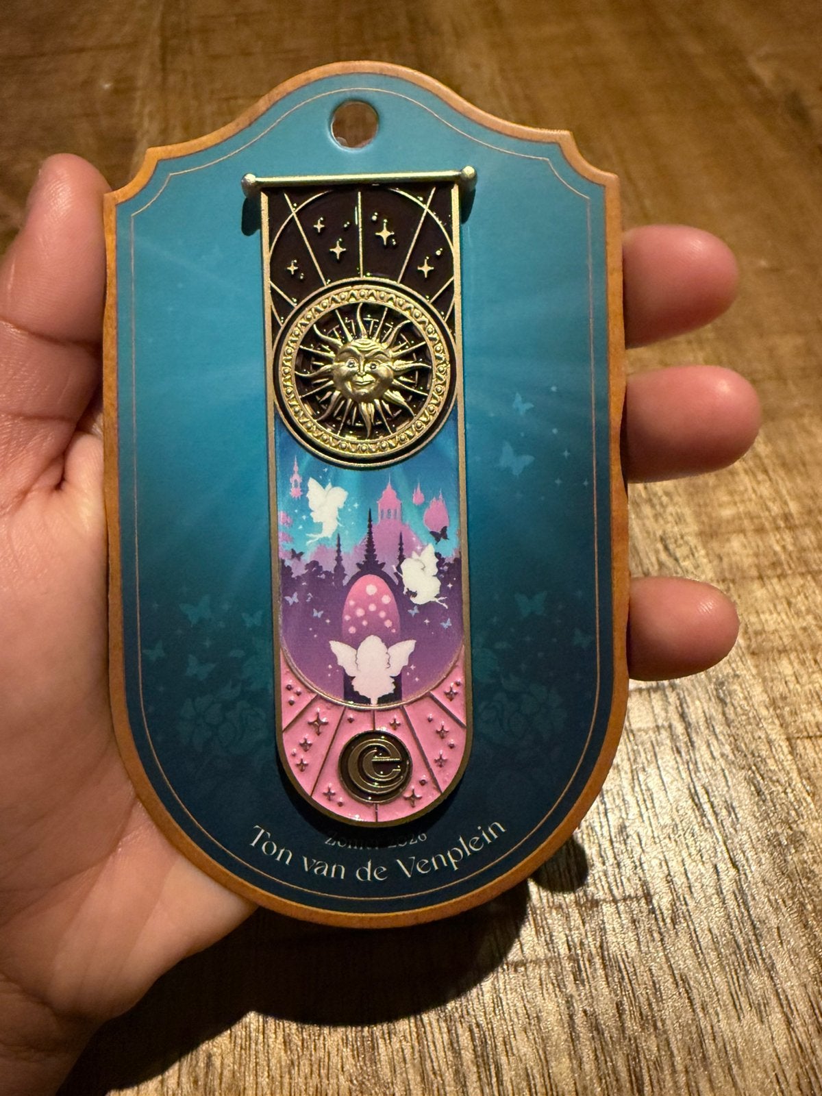 Efteling Zomer pin #3 2026 - Ton van de Venplein, Verzenden, Nieuw, Button of Speldje