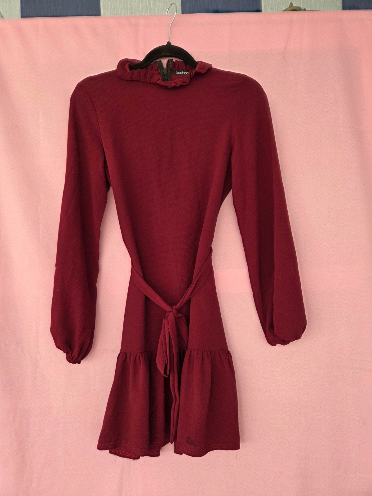 Boohoo bordeauxrode jurk met lange mouwen en strikceintuur, Boohoo, Ophalen of Verzenden, Zo goed als nieuw, Maat 36 (S)