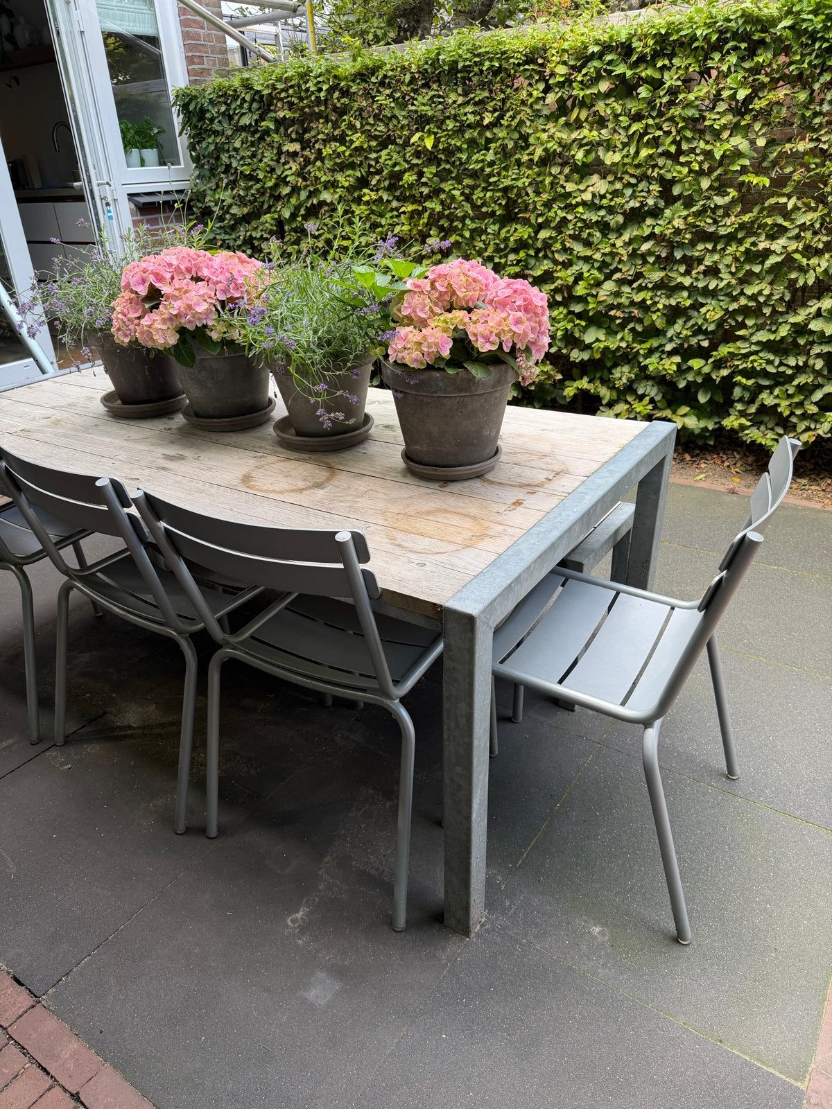 Tuinset: Steigerhouten tafel met zink, bank en 4 Fermob stoe