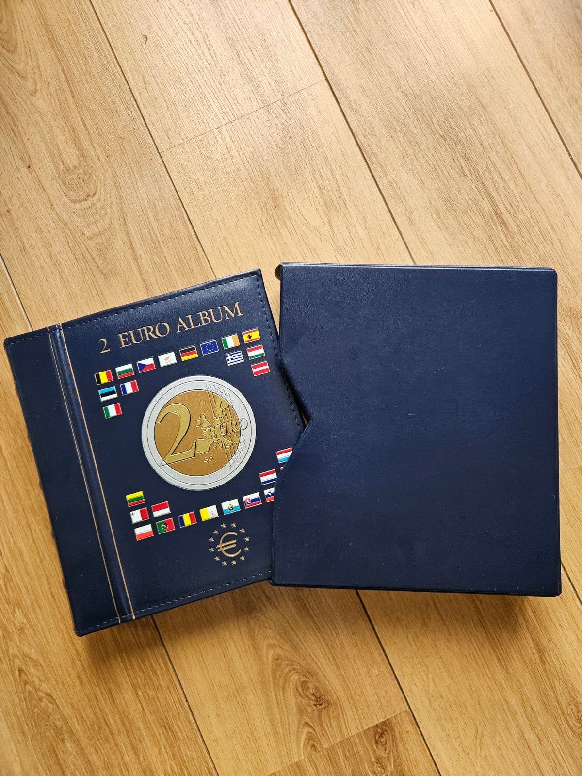 2x Leuchtturm Vista 2 Euro Album met cassette, Postzegels en Munten, Ophalen of Verzenden, Overige landen, 2 euro