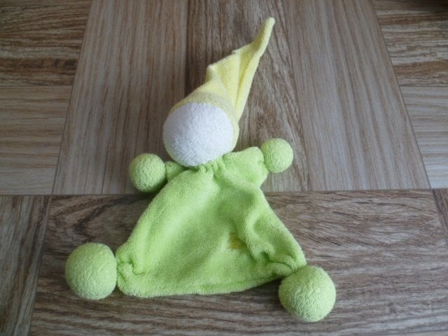 Groen badstof met gele muts tut popje spookje Tiamo kandeel, Overige typen, Ophalen of Verzenden, Zo goed als nieuw, Tiamo