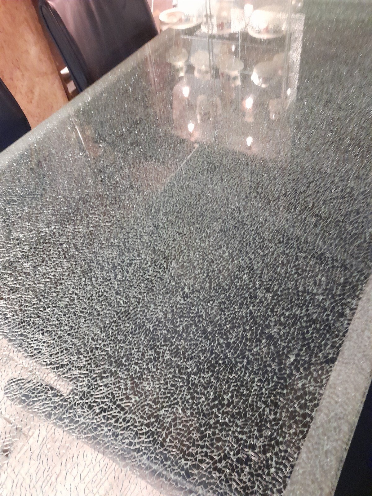 Glazen eettafel met aluminium onderstel en 4 leren stoelen, Ophalen of Verzenden, Gebruikt, 4 tot 6 stoelen