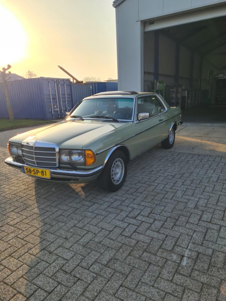 Mercedes-Benz 200-Serie 2.3 230 C AUT 1977, Auto's, Oldtimers, Bedrijf, Benzine, Hatchback, Automaat, Origineel Nederlands, Ophalen