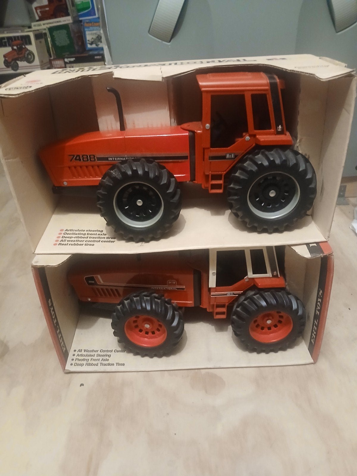 2x Ertl modellen IH international 3588 en 7488 snoopy, Ophalen of Verzenden, Nieuw, Tractor of Landbouw