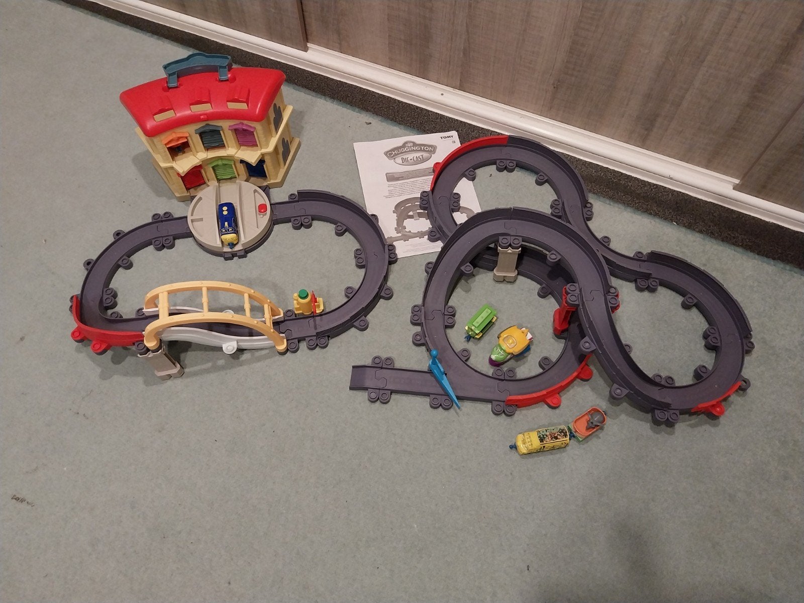 2 Chuggington treinbaansets met treinhuis en 5 treintjes, Ophalen of Verzenden, Gebruikt