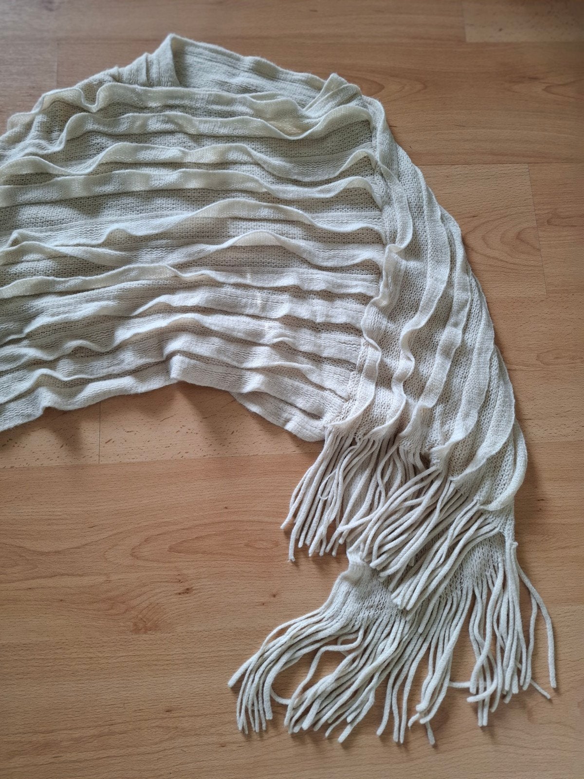 Cape Sjaal Omslagdoek Stola. Ecru, Ophalen of Verzenden, Zo goed als nieuw, Maat 46/48 (XL) of groter, Sjaal