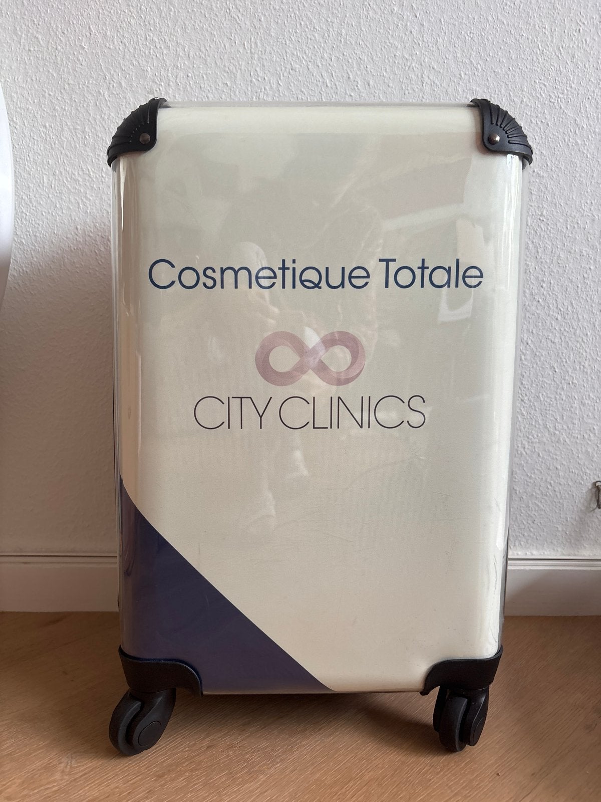 Cosmetique Totale City Clinics Koffer met Wieltjes, 50 tot 60 cm, Hard kunststof, Ophalen of Verzenden, Zo goed als nieuw