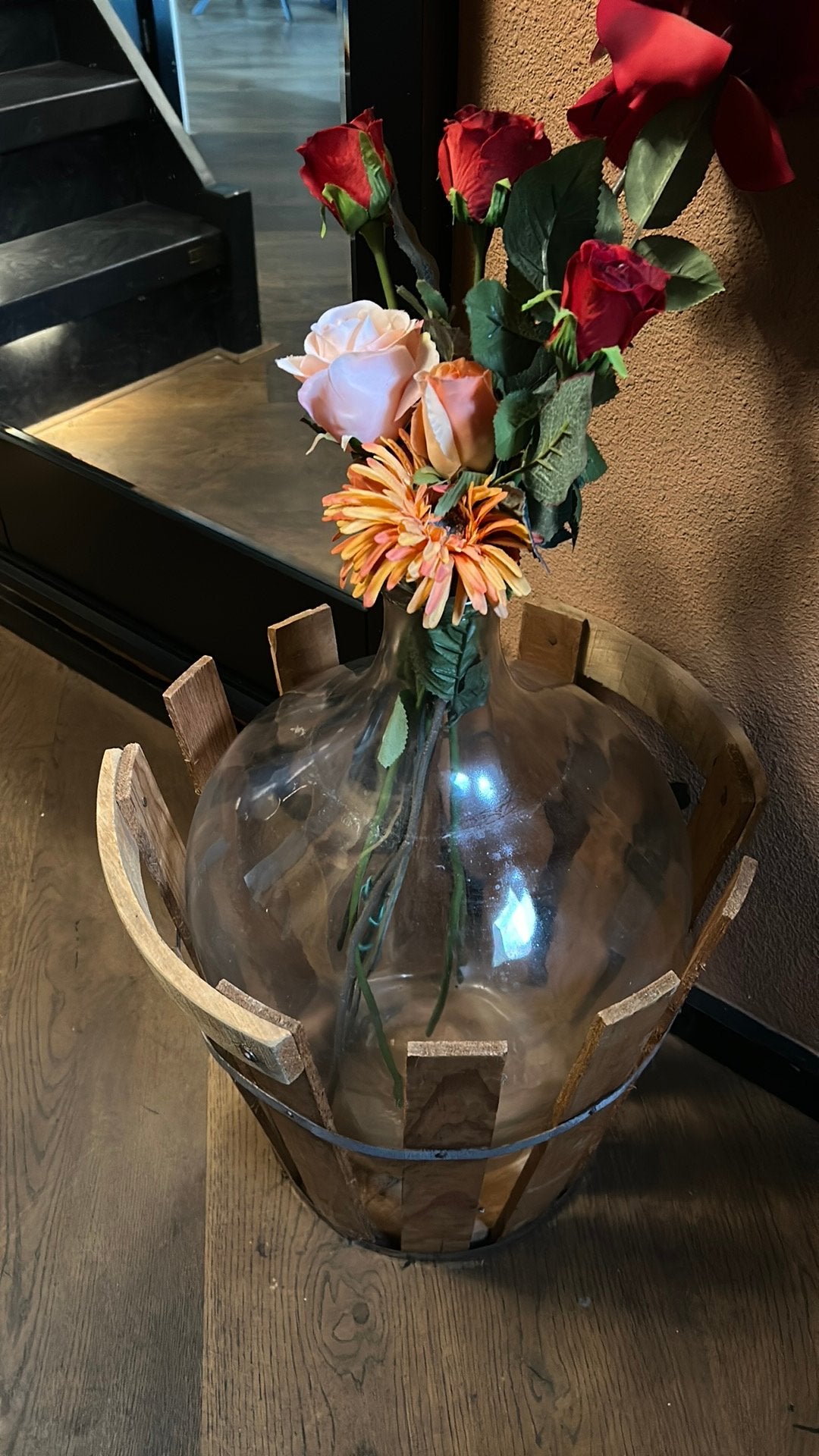 Grote glazen fles in houten mand - Decoratief item, Ophalen