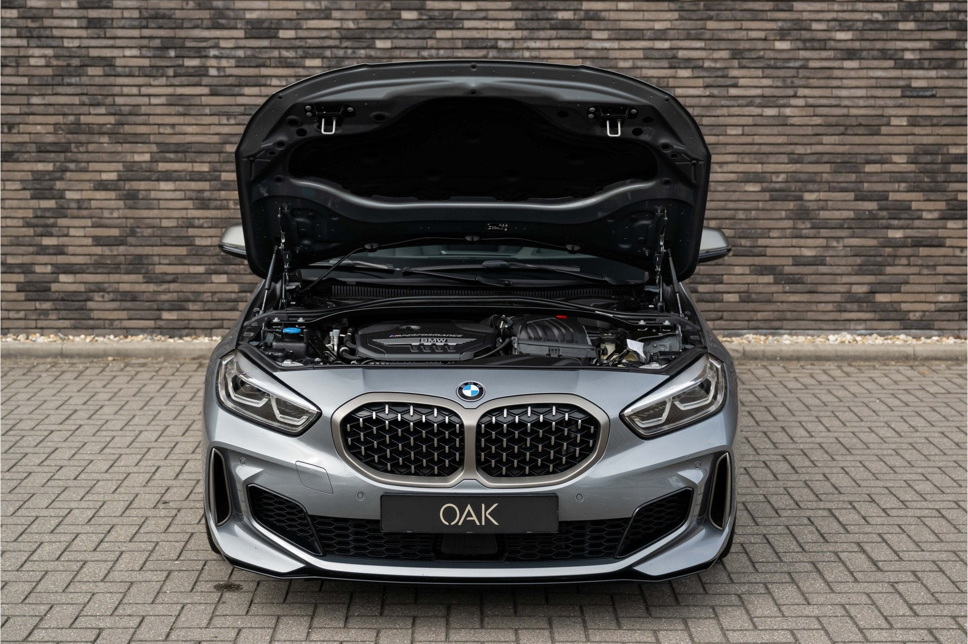 Foto 9 van BMW 1-serie M135i xDrive | Live Cockpit | Panorama | Leder |