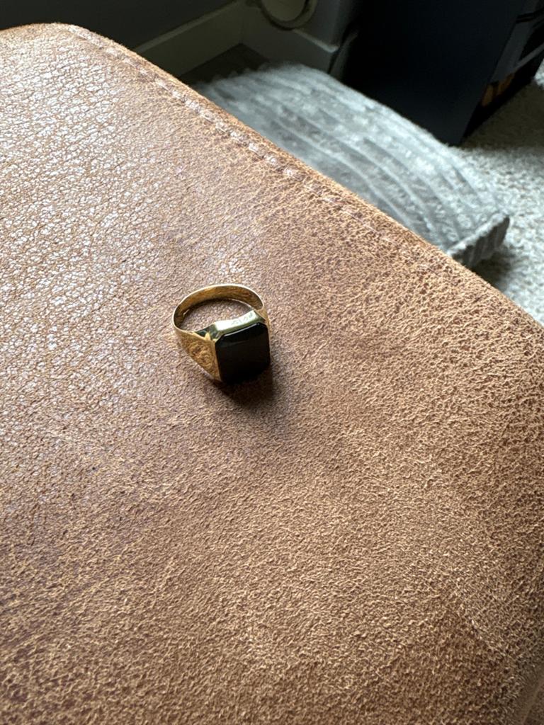 Gouden zegelring met zwarte steen, Sieraden, Tassen en Uiterlijk, Ringen, Ophalen, 18 tot 19, Zo goed als nieuw, Dame of Heer