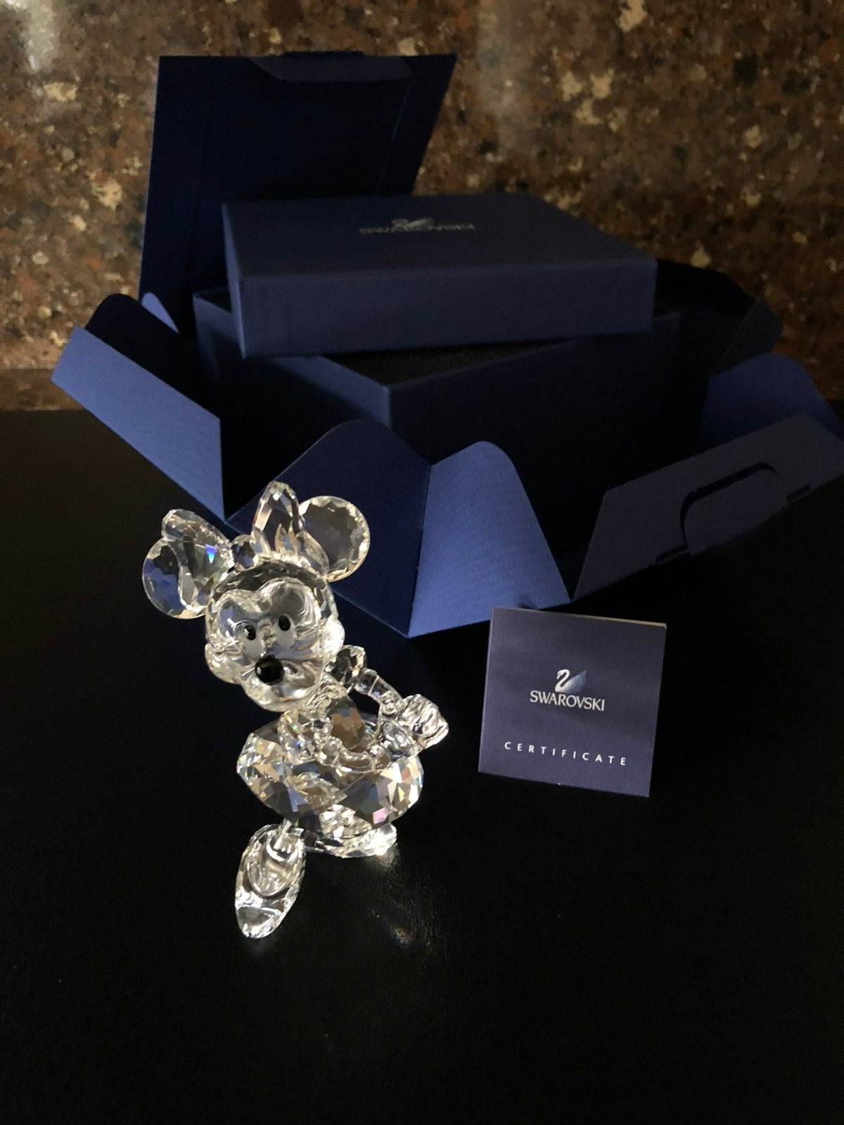 NIEUWSTAAT SWAROVSKI MINNIE MOUSE DISNEY BEELDJE, Ophalen of Verzenden, Zo goed als nieuw, Figuurtje
