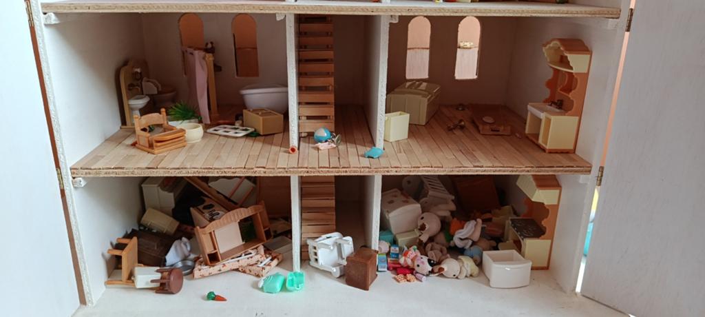 Handgemaakt poppenhuis met Sylvanian Families inrichting, Ophalen, Zo goed als nieuw, Poppenhuis