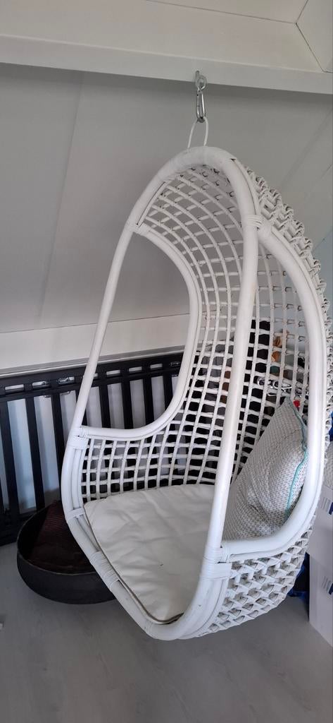 Witte rotan hangstoel / eggchair, Ophalen, Zo goed als nieuw, Binnen