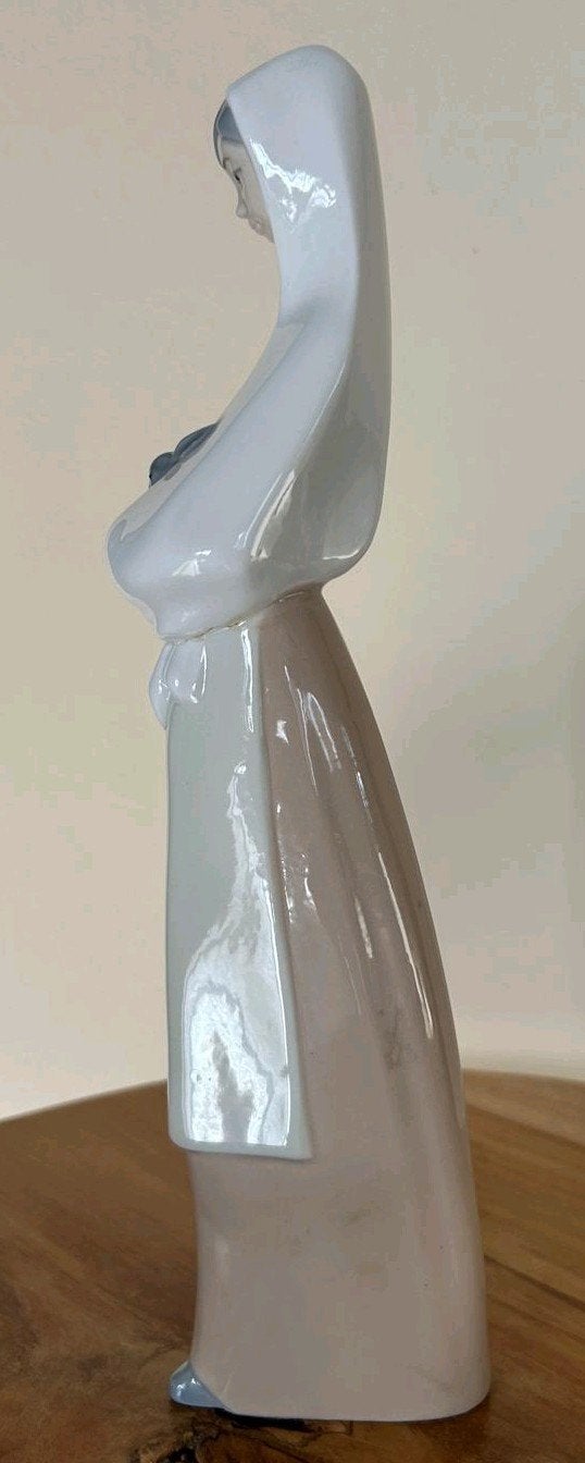 NAO Lladro beeldje 'Vrouw met Konijn' - Made in Spain, Ophalen of Verzenden, Zo goed als nieuw