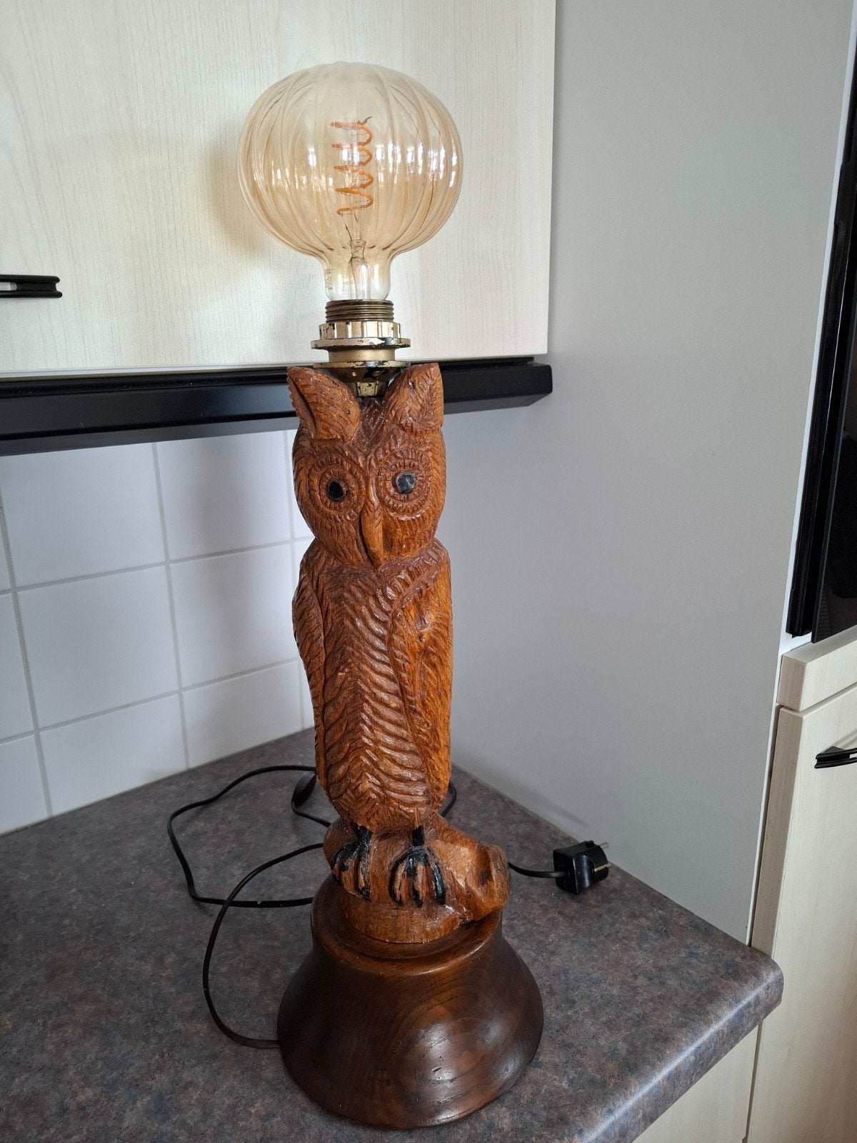 Een   grote oude houten  uil lamp, Ophalen