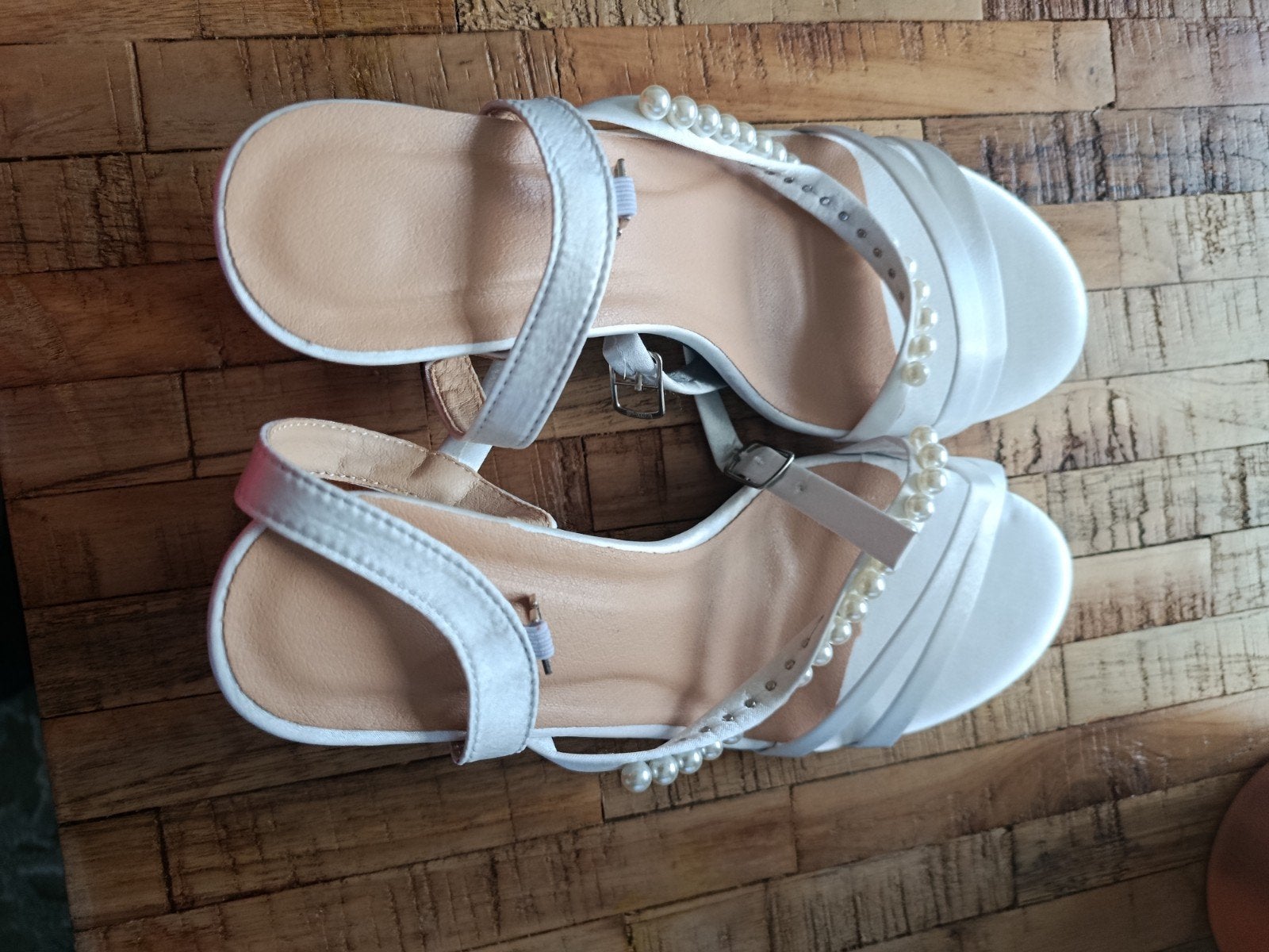 Nieuwe witte hakken met parels, nooit gedragen maat 37, Kleding | Dames, Ophalen of Verzenden, Nieuw, Wit, Pumps