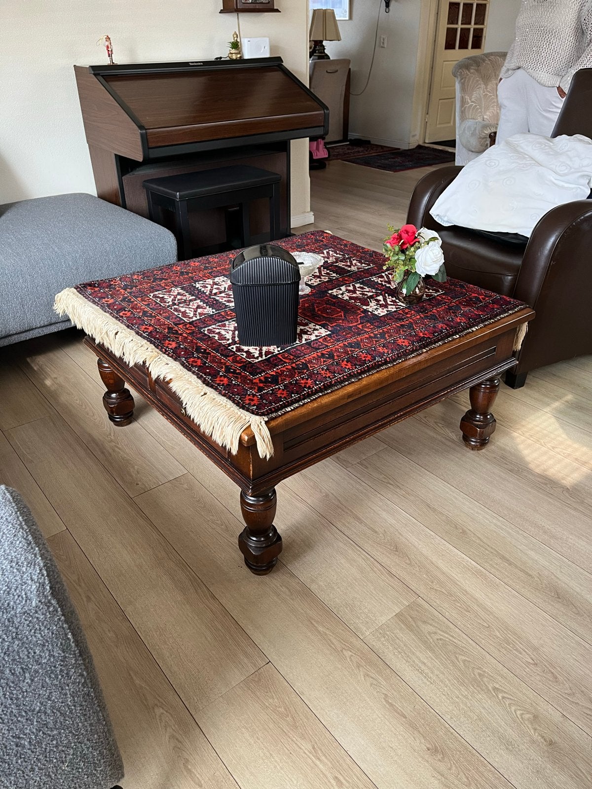 Massieve Eiken Salontafel met Gedraaide Poten, Gebruikt, 5 – 50, Eikenhout, Vierkant