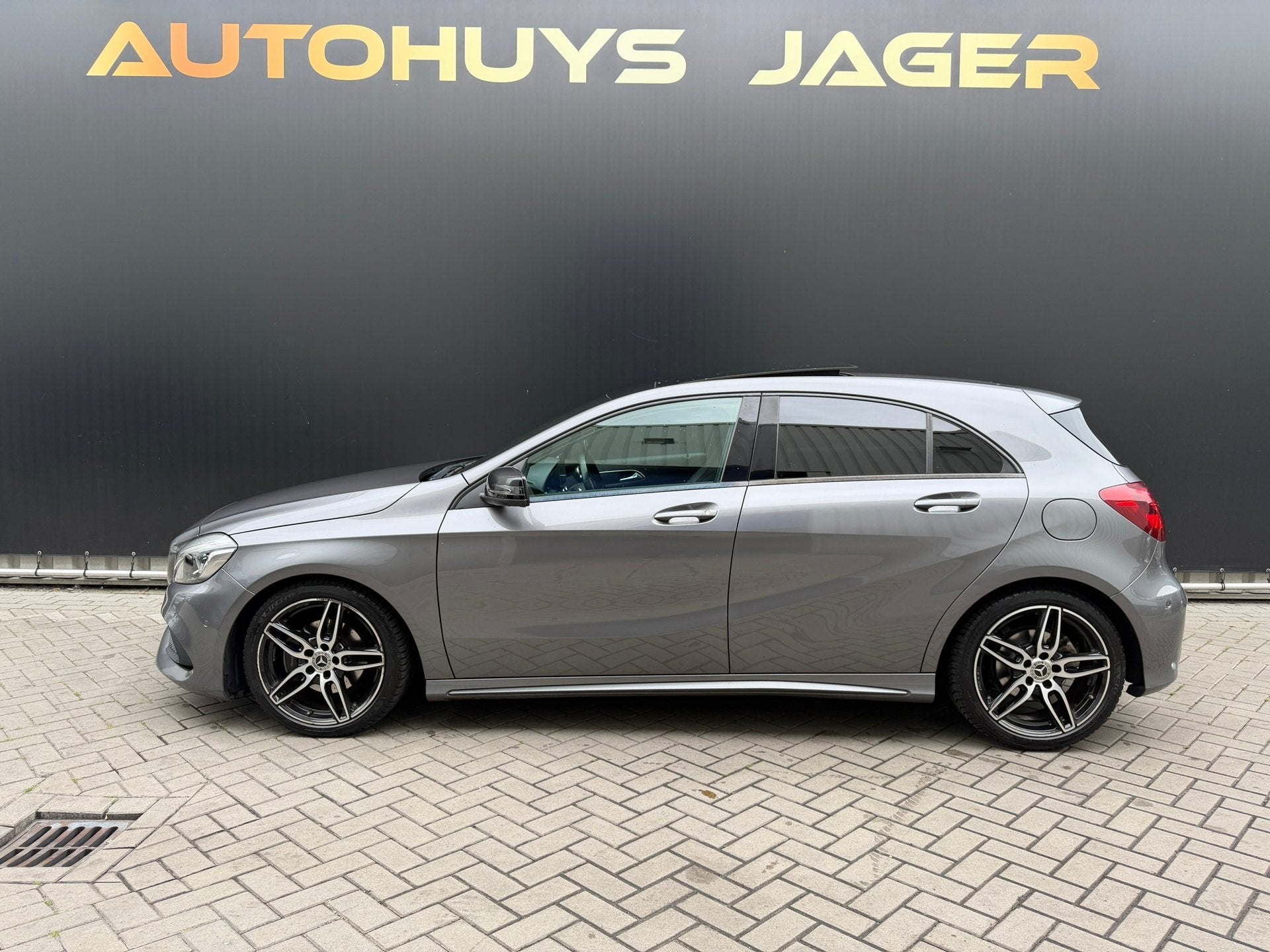 Mercedes-Benz A-klasse 180 Ambition AMG Sport - Pano Cruise, Auto's, Mercedes-Benz, Gebruikt, 4 cilinders, Leder en Stof, 122 pk