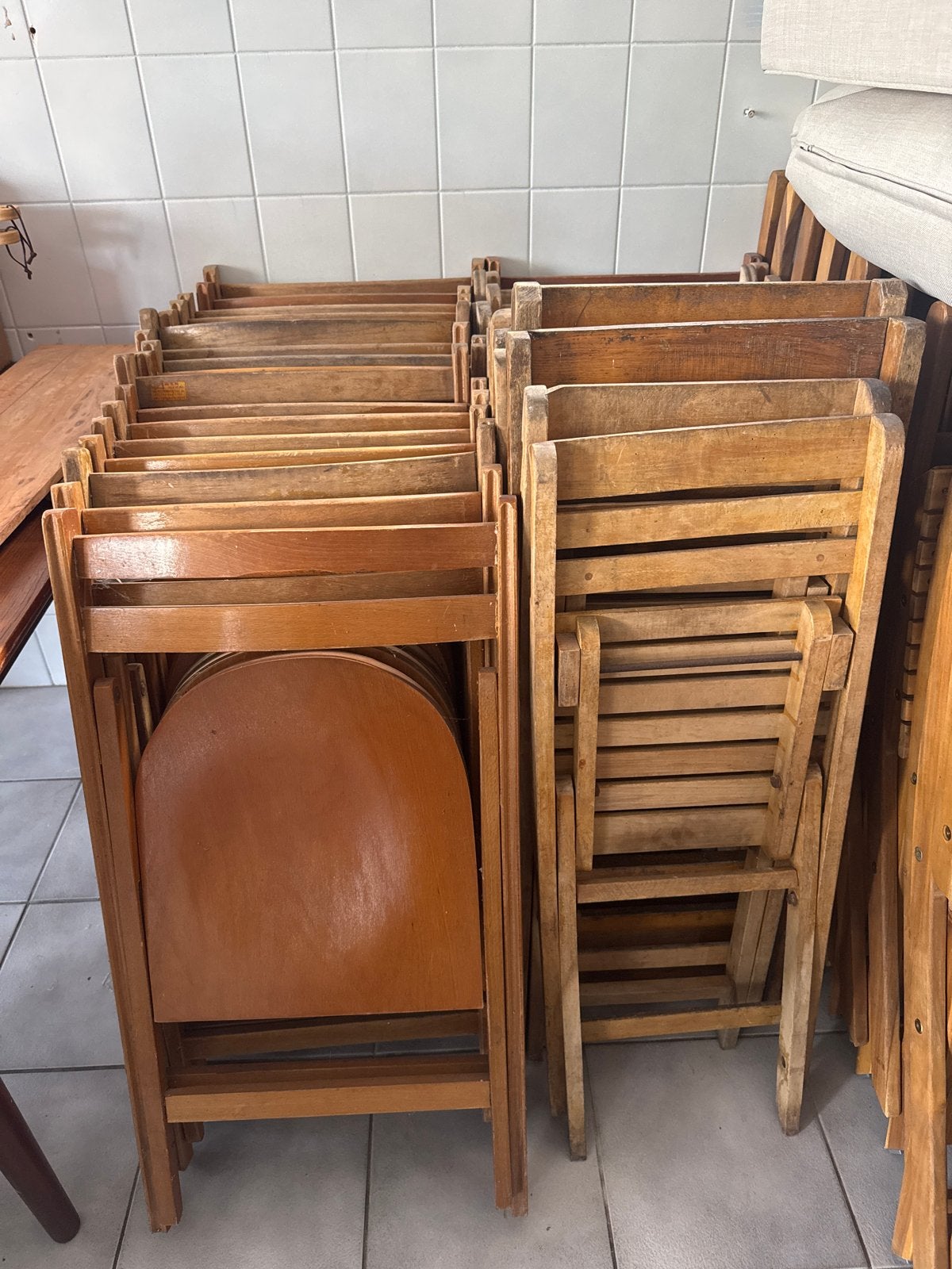 34 gebruikte houten klapstoelen, Ophalen, Gebruikt, Hout, Vijf, Zes of meer stoelen