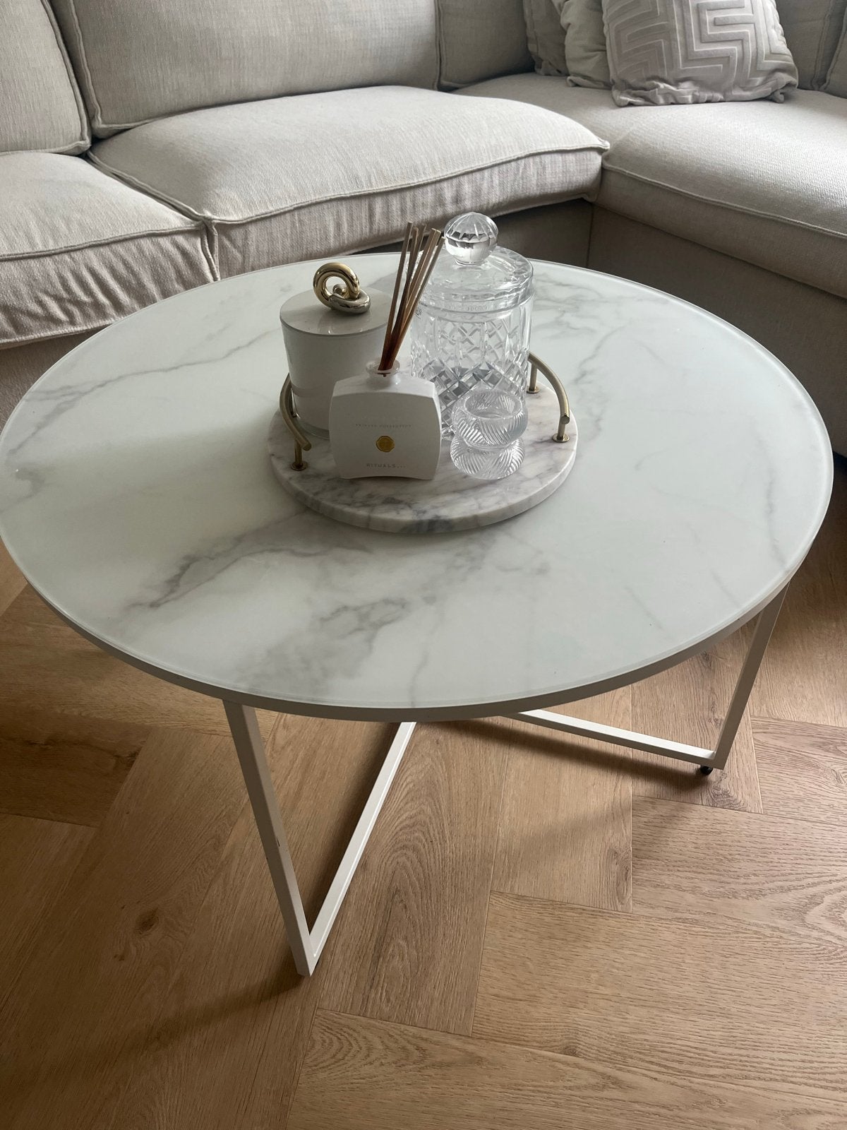 Ronde salontafel van Westwing met glazen blad in marmerlook, Ophalen, Rond, 50 tot 100 cm, 5 – 50