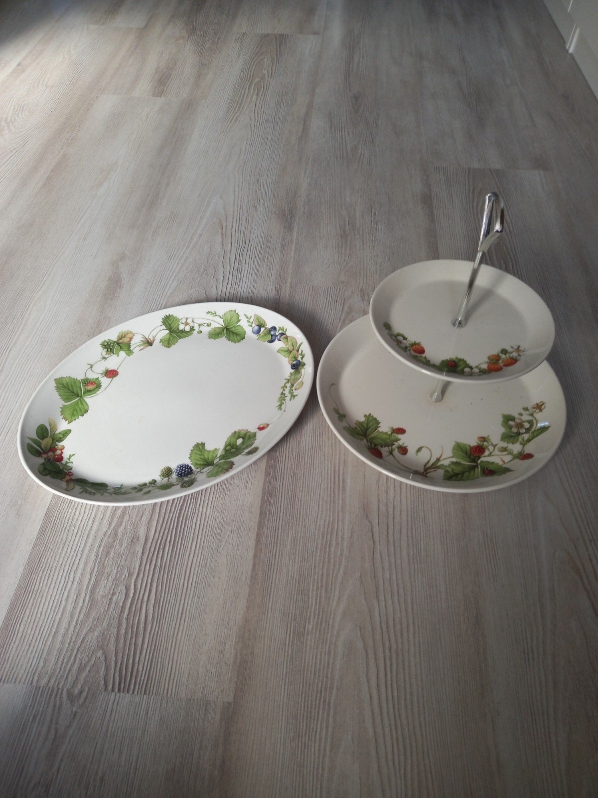 Libelle Marjolein Bastin etagere en schaal J&G Meakin, Ophalen of Verzenden, Zo goed als nieuw, Porselein, Schaal of Schalen