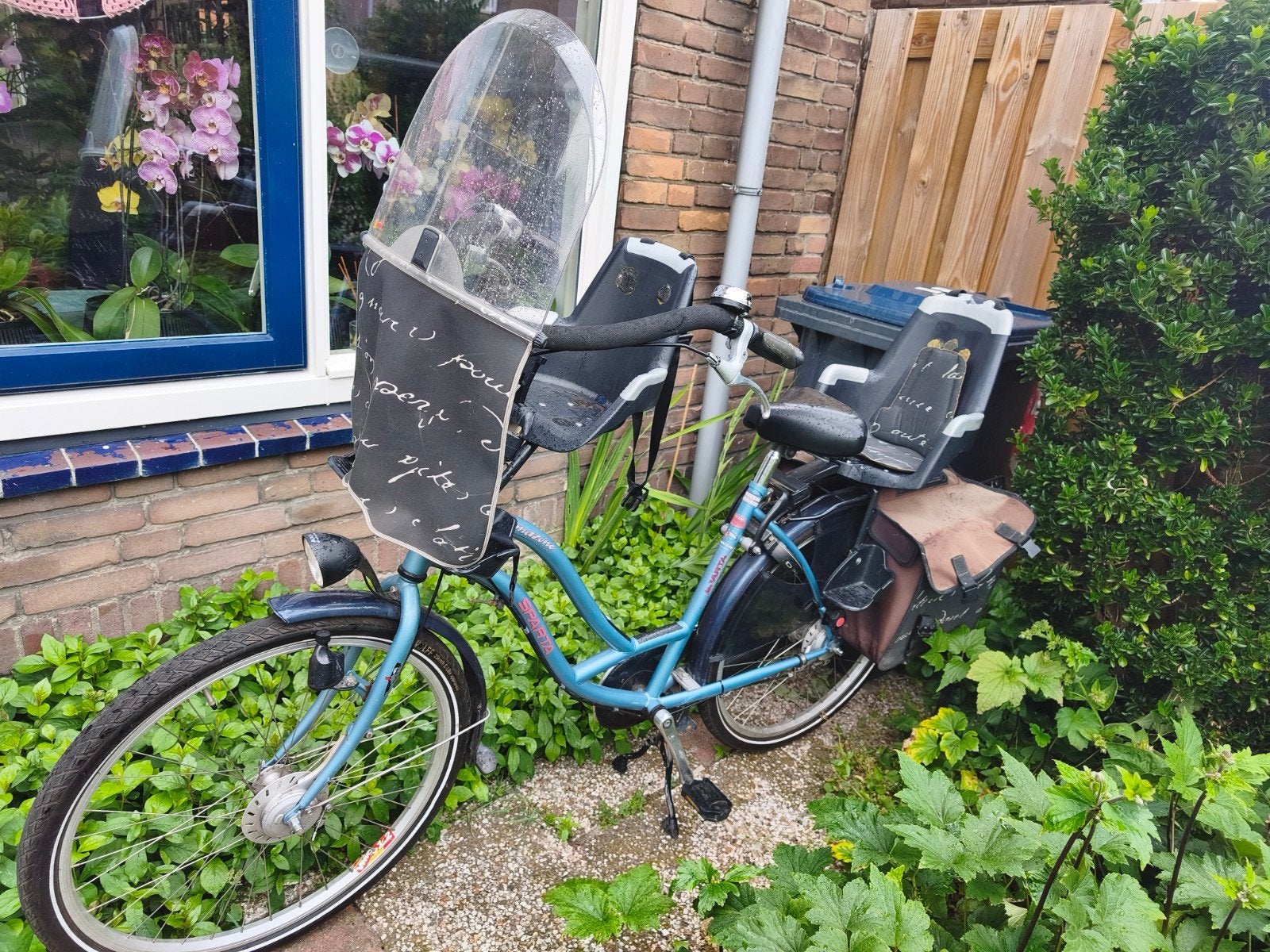 Oudere moederfiets met kinderzitjes en windscherm, 2 zitjes, Versnellingen, Trommelrem, Ophalen