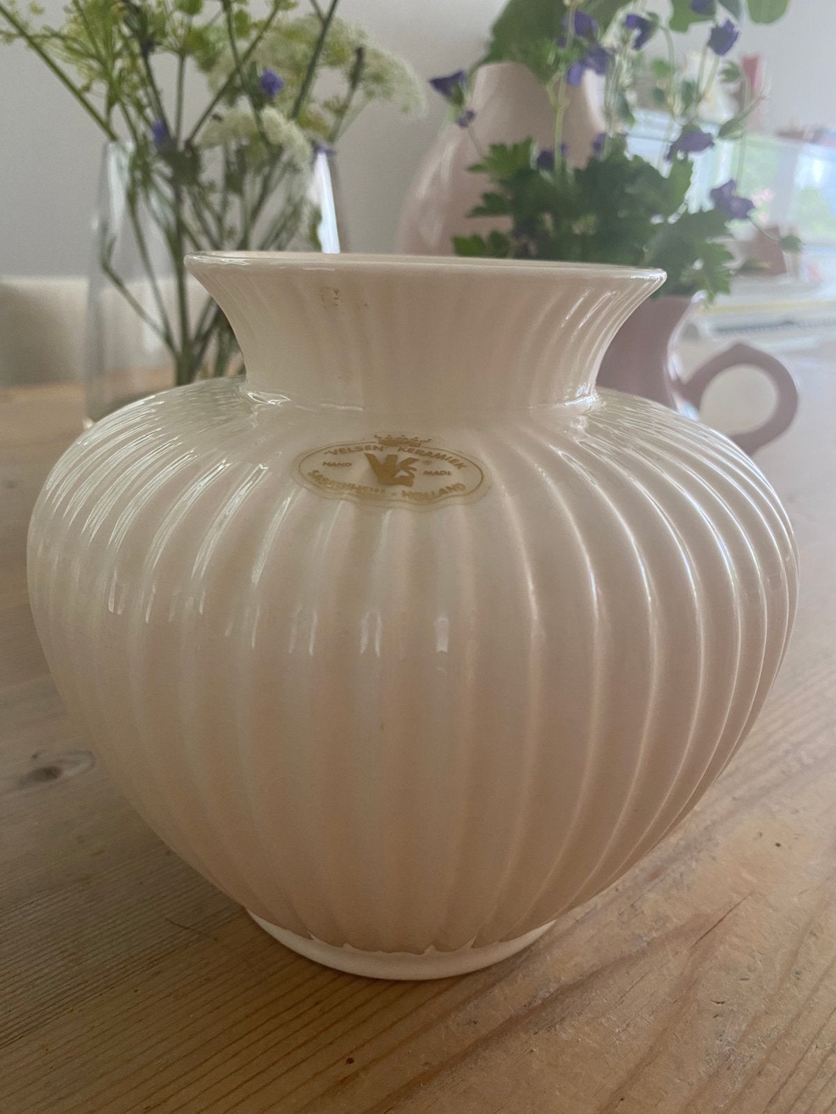 Vintage Velsen Keramiek ribbelvaas – crème-wit – met sticker, Gebruikt, Wit, 14 cm, Ophalen of Verzenden