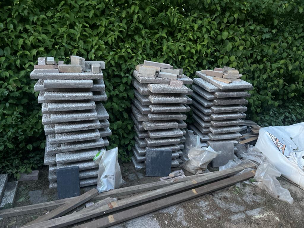 Gratis af te halen: 65 gebruikte grindtegels 60x40 cm, Ophalen, Gebruikt, 10 m² of meer, Grind