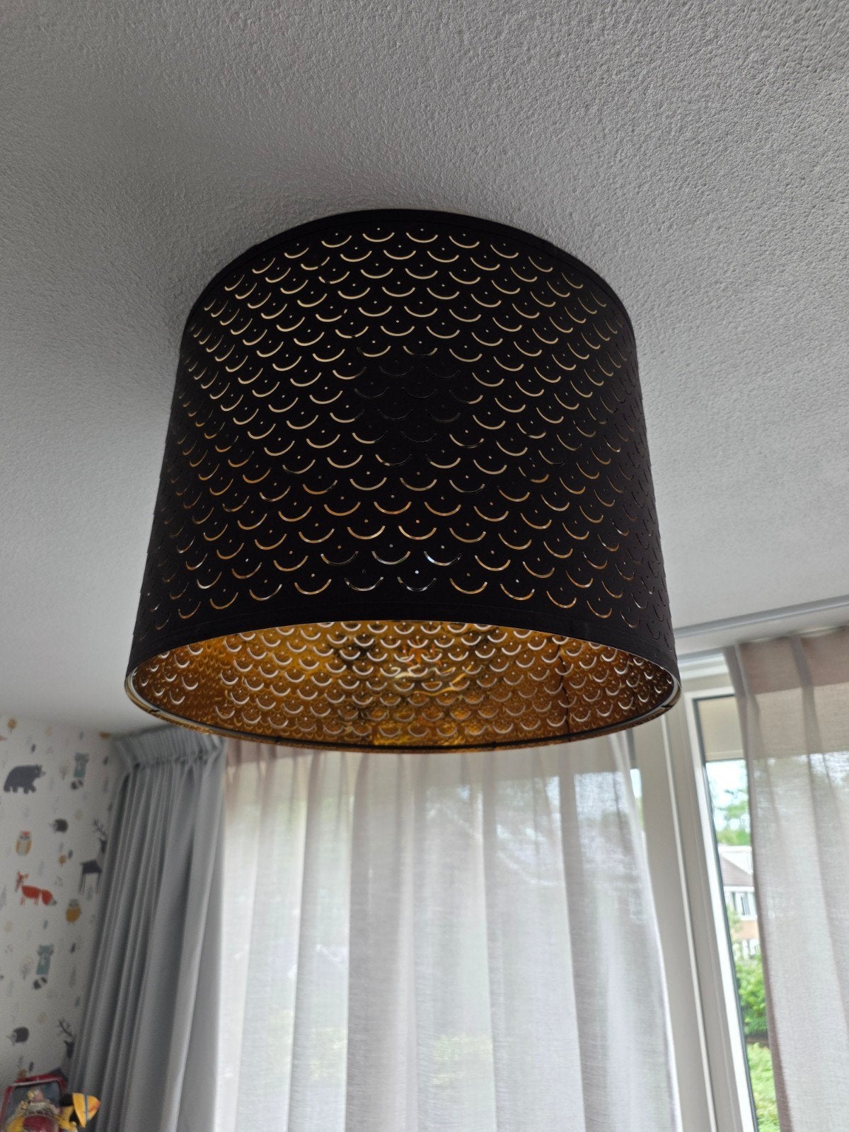 Ikea Plafondlamp/Lampenkap - Zwart met Goud, Huis en Inrichting, Lampen | Lampenkappen, Zo goed als nieuw, Plafondlamp, Rond, Zwart