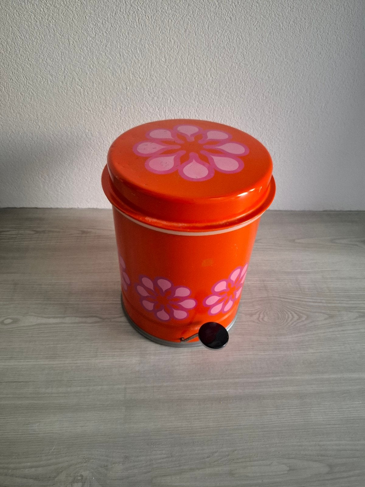 Vintage Brabantia oranje pedaalemmer met bloemenpatroon, Huis en Inrichting, Gebruikt, Met pedaal, Ophalen of Verzenden, Minder dan 10 liter