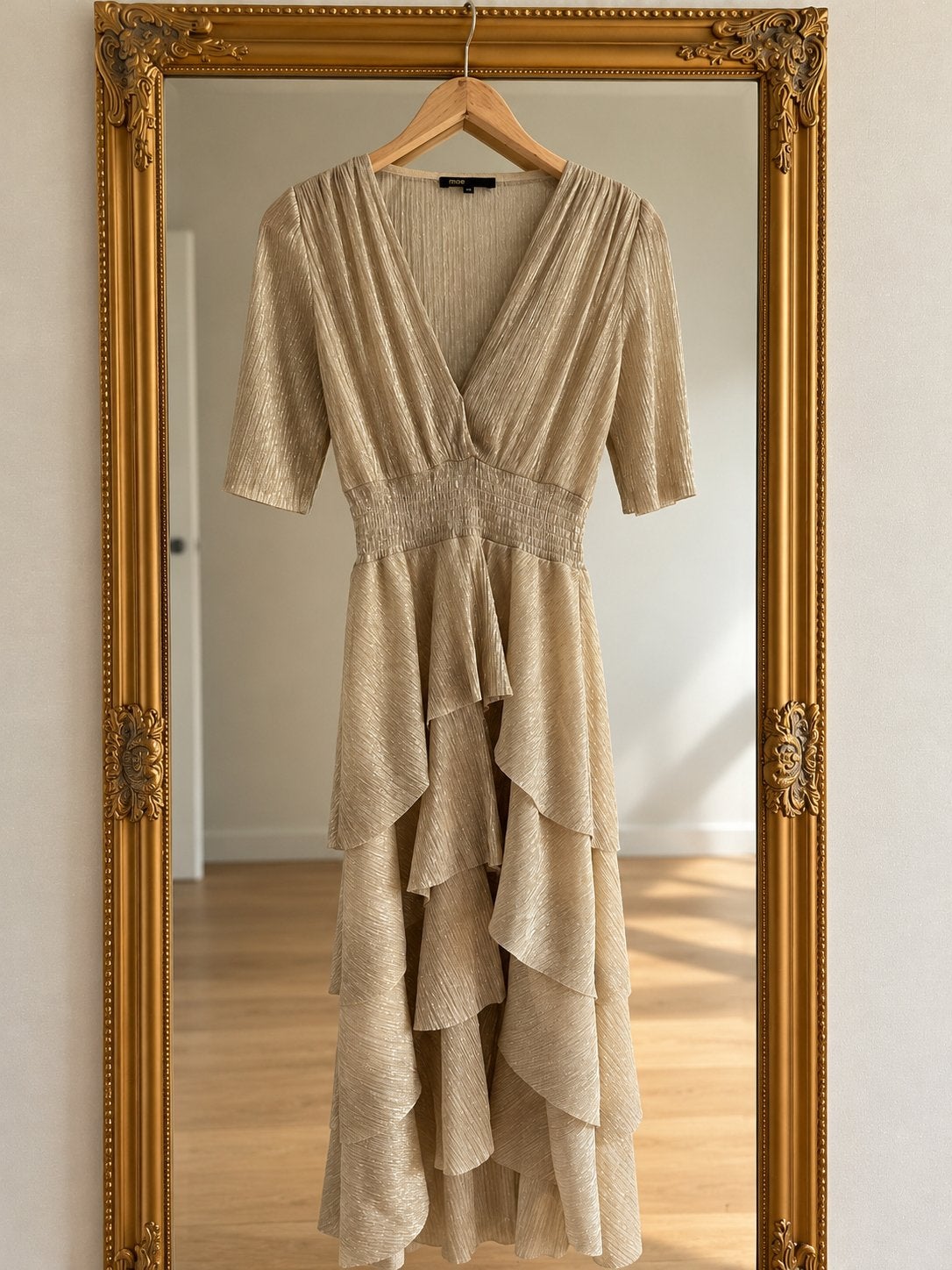 Maje jurk ruffel lang 36 goud glitter, Kleding | Dames, Ophalen of Verzenden, Zo goed als nieuw, Maat 36 (S), Onder de knie