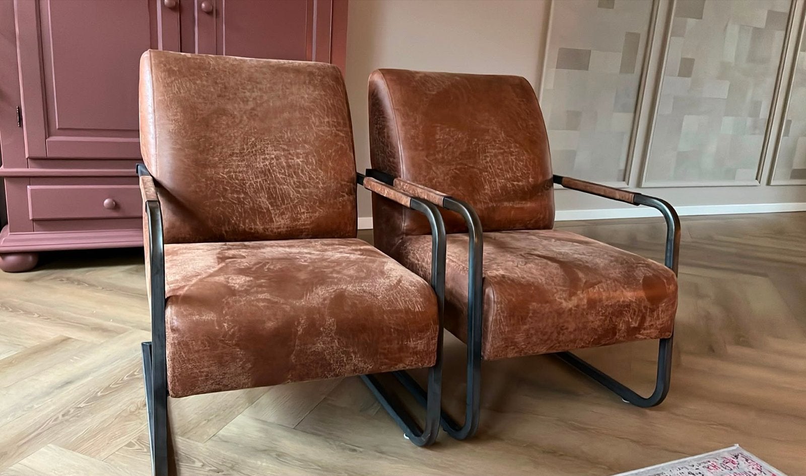 Set van 2 industriële fauteuils - Cognac leer en metaal, Huis en Inrichting, Ophalen, Zo goed als nieuw, 50 tot 75 cm, Leer
