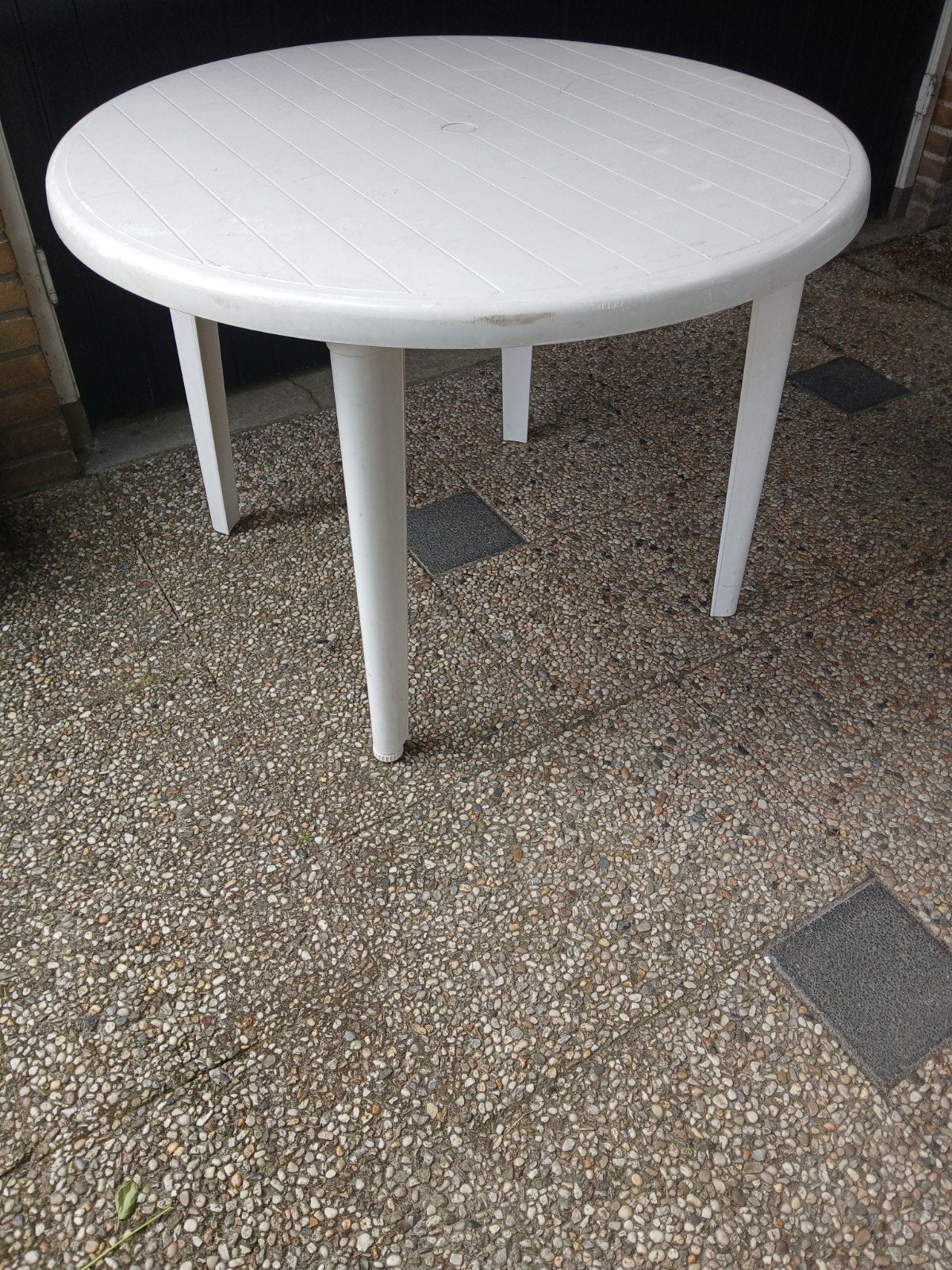Ronde kunststof tuintafel., Ophalen, Kunststof, Gebruikt, 75 cm of meer