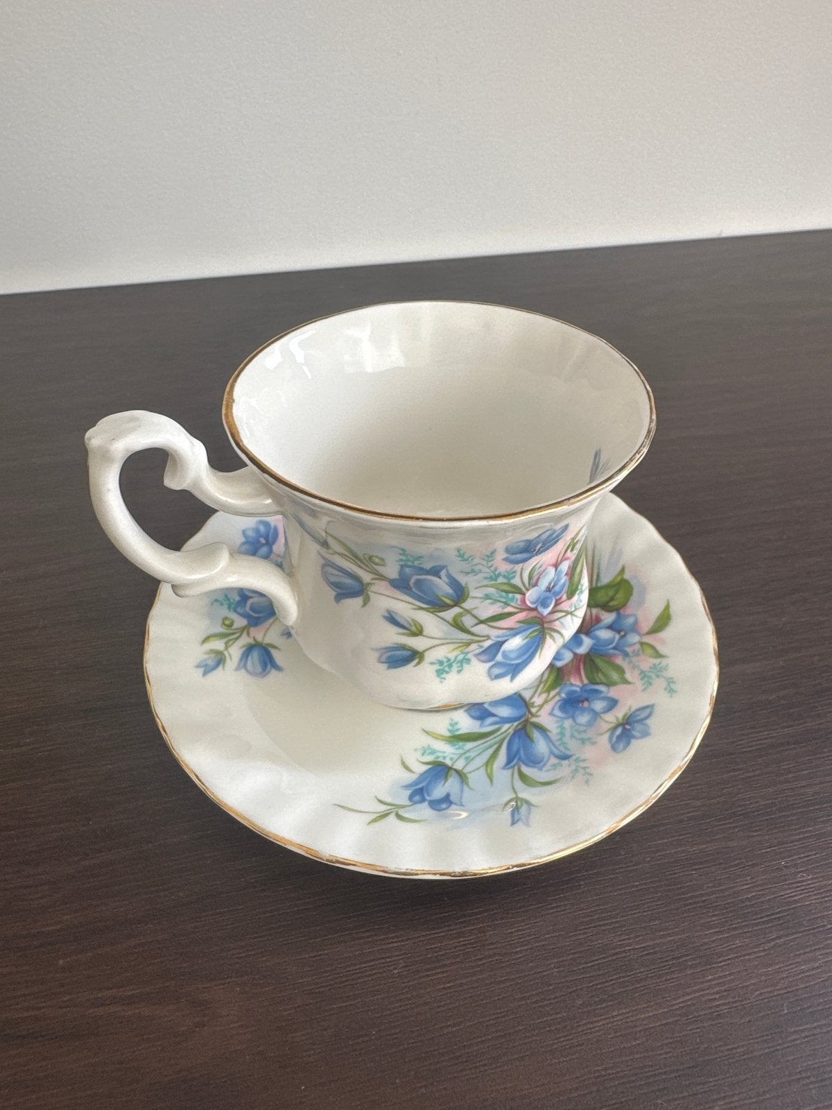 Royal Albert Bone China kop en schotel - Bloemenpatroon, Antiek en Kunst, Antiek | Servies los, Ophalen of Verzenden