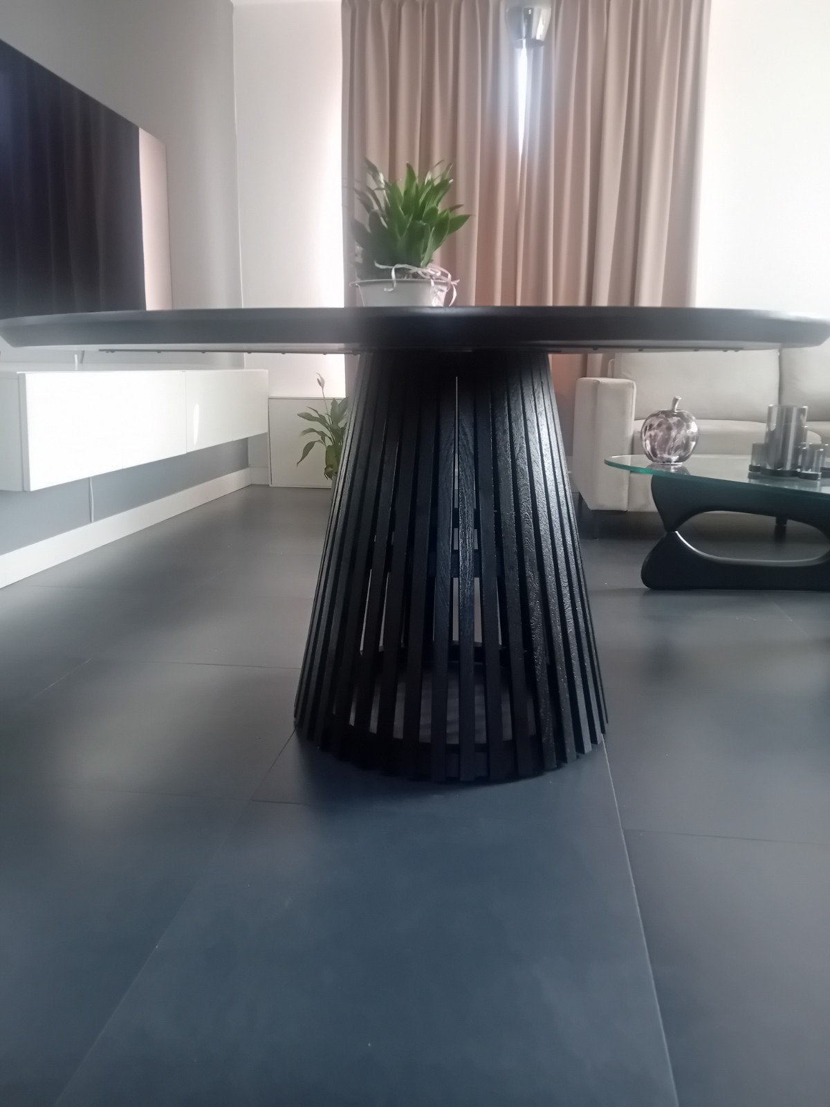 Ronde eettafel met zwarte houten voet